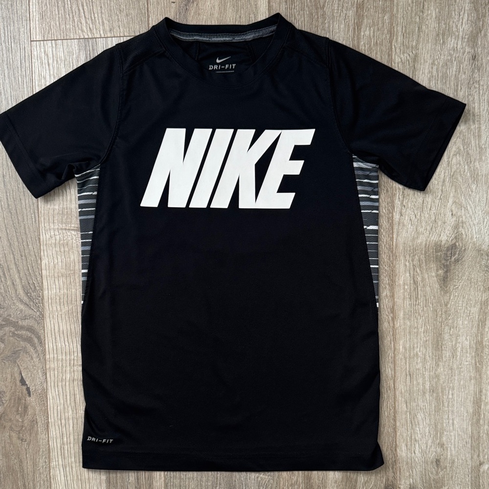 Nike Boys Black and White Dri-FIT Tee Size 10/12